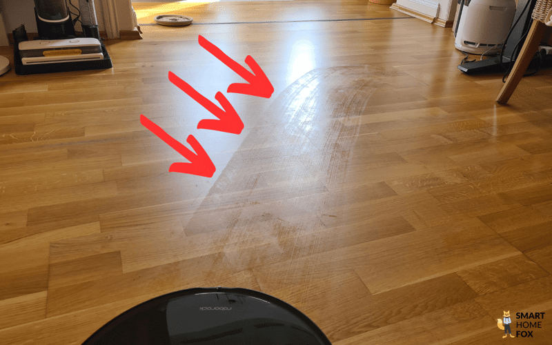Eine Wischspur des Roborock S8 MaxV Ultra ist zu sehen.
